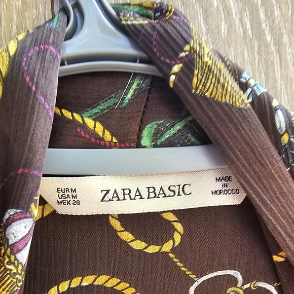 Zara Blouse Medium Chic Chain Print Blouse with Gold and Green Accents - Picture 2 of 3